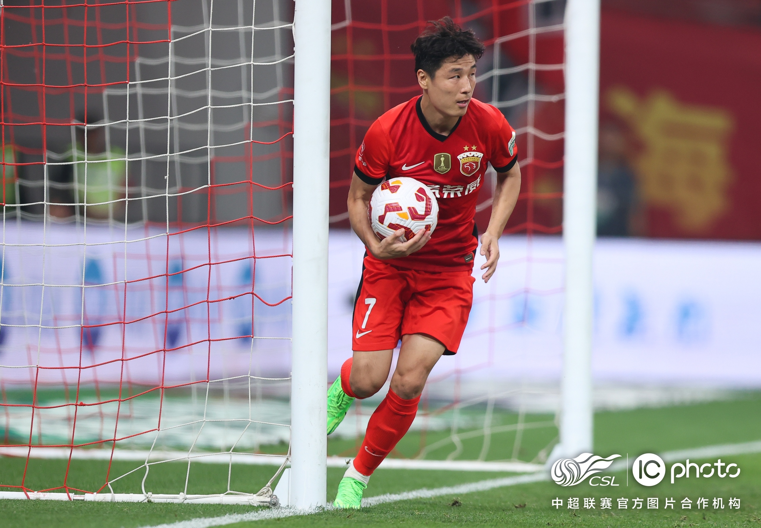 包含上海海港发布备战花絮，窗口期临场应变，NBA季后赛任务艰巨，训练强度明显提升的词条