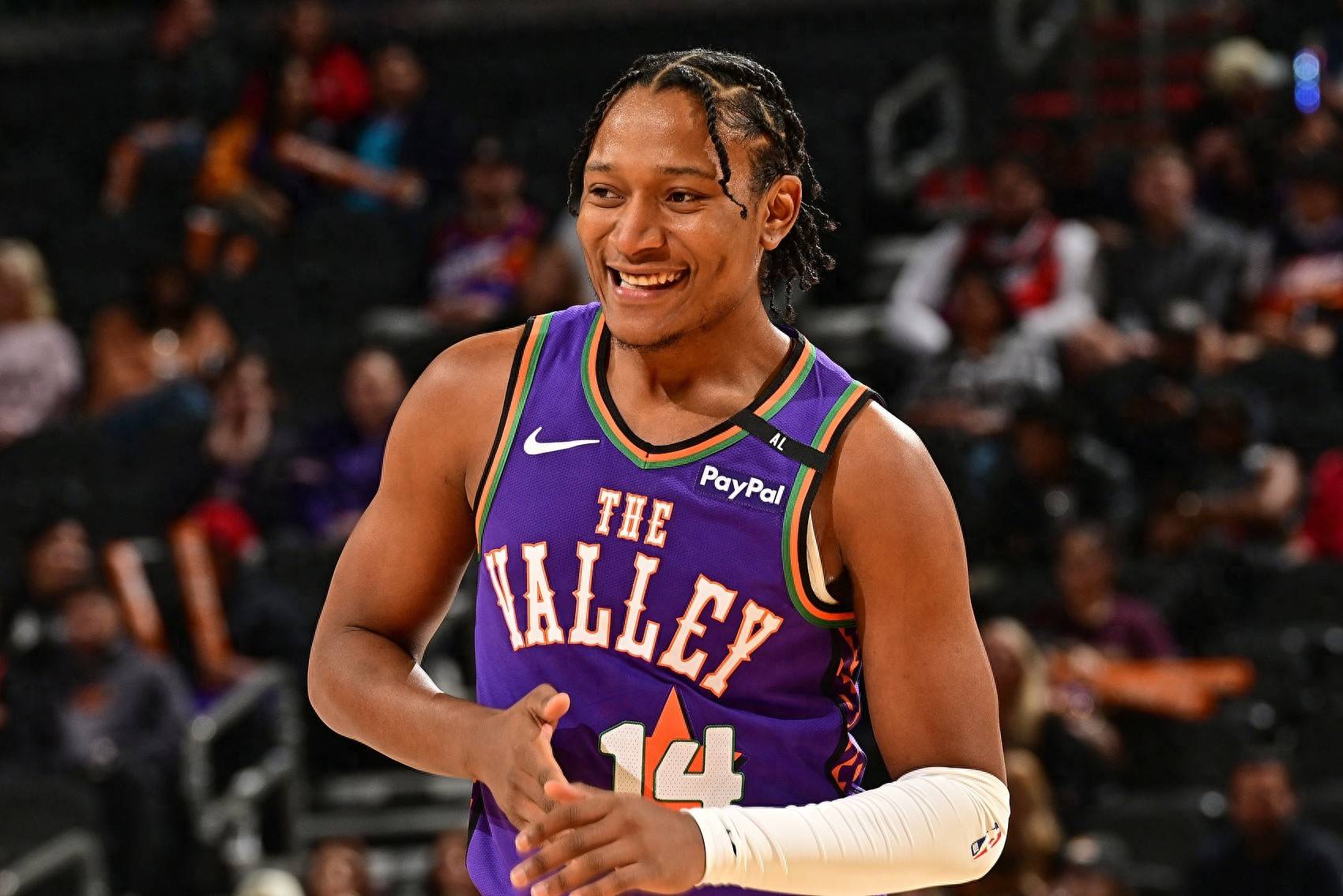 关于亚冠倒计时，洛杉矶快船今晚伤情更新，细节引发关注，质疑声仍在，资深球员宣示担当的信息